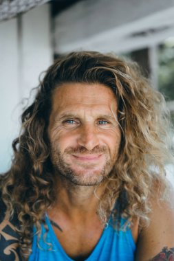 Yakışıklı orta yaş erkek uzun sarı saçlı ve dövmeler