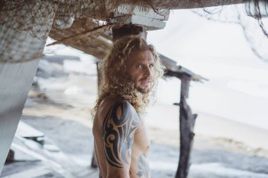 Yakışıklı orta yaş erkek uzun sarı saçlı ve dövmeler