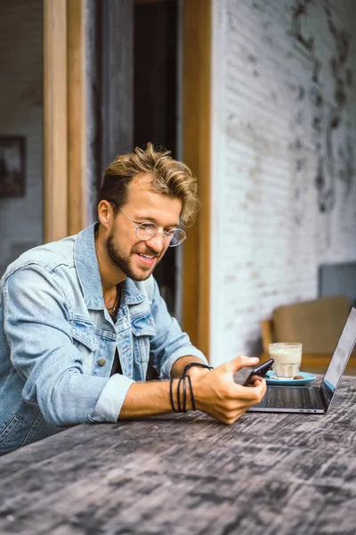 Yakışıklı delikanlı ile laptop açık Cafe