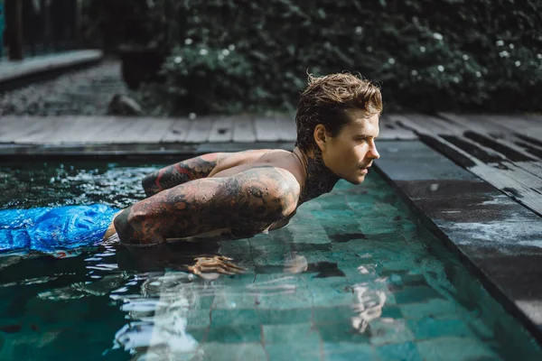 Joven Hombre Guapo Tatuajes Descansando Piscina Aire Libre Hombre Tatuado — Foto de Stock
