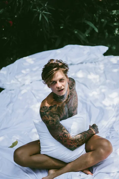 Ένας Νεαρός Άνδρας Όμορφος Τατουάζ Πρωί Στο Κρεβάτι Πετάει Επάνω — Φωτογραφία Αρχείου