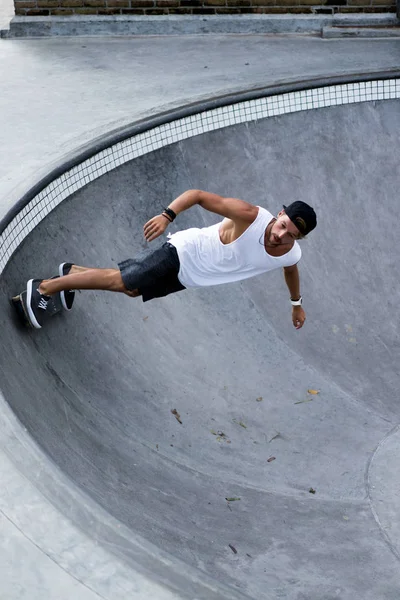 Elegantní Mladý Muž Bílé Tričko Čepici Brusle Skateboardu Skatepark Bruslení — Stock fotografie