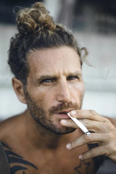 ハンサムな男性喫煙者のクローズ アップ ビュー — ストック写真
