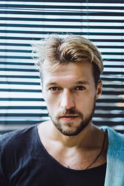 Yakışıklı delikanlı denim jeans giyim 