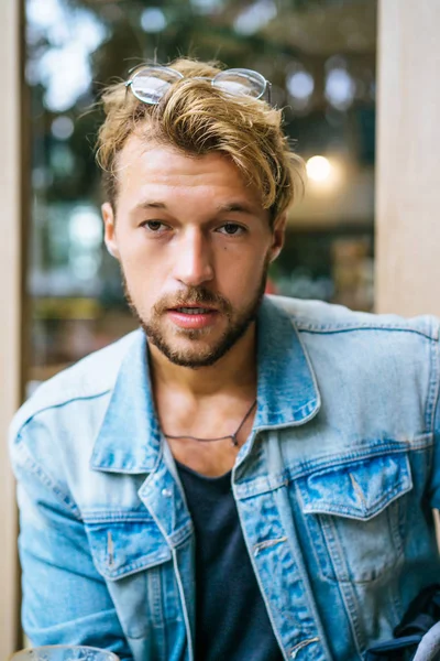 Yakışıklı delikanlı denim jeans giyim 