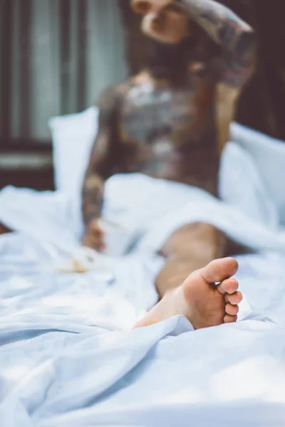 Jovem Bonito Tatuado Homem Tomando Café Manhã Cama Livre Livre — Fotografia de Stock