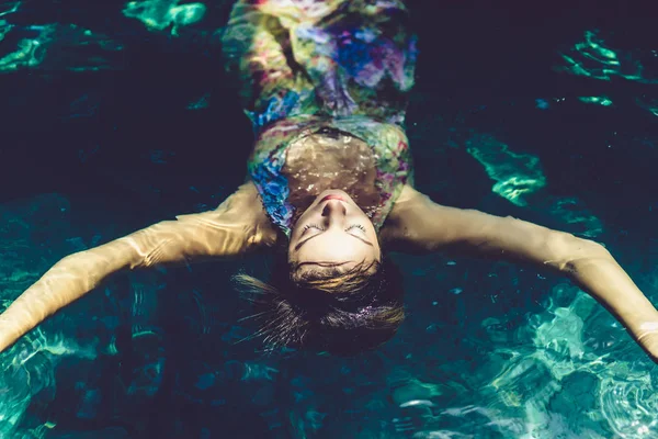 Yüzme havuz mavi su genç rahat kadın 