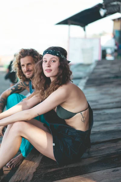 Hombre Mujer Relajarse Muelle Del Complejo Tropical — Foto de Stock