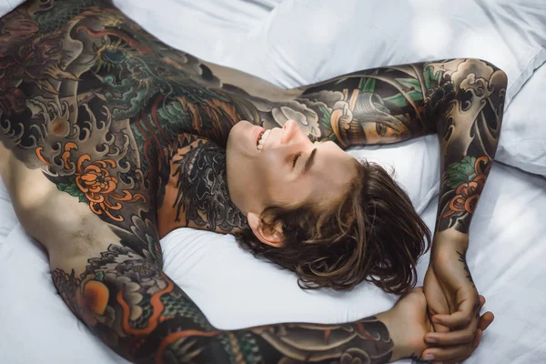 Bonito Jovem Tatuado Homem Relaxante Cama Branca — Fotografia de Stock