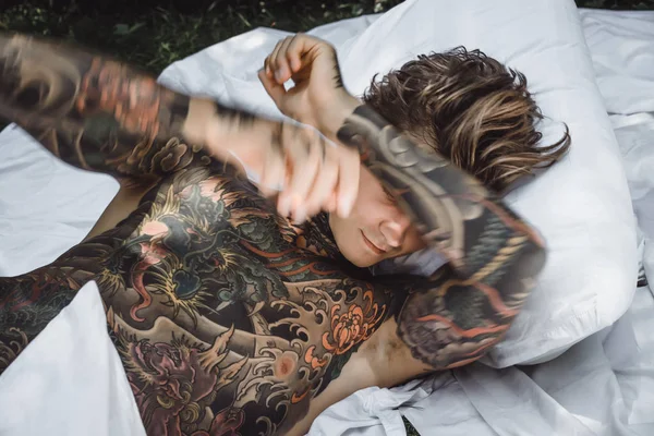Egy Fiatal Csinos Tetovált Férfi Ágyban Reggel Lök Fel Párnákat — Stock Fotó