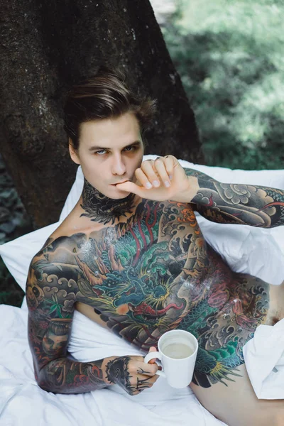 Jovem Bonito Tatuado Homem Tomando Café Manhã Cama Livre Livre — Fotografia de Stock