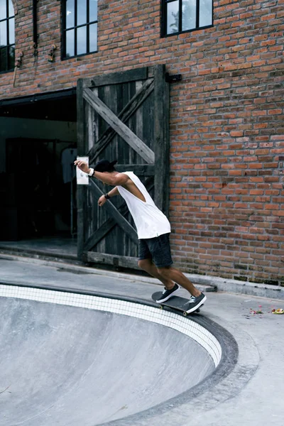 Jovem Elegante Uma Camiseta Branca Patins Boné Skate Parque Skate — Fotografia de Stock