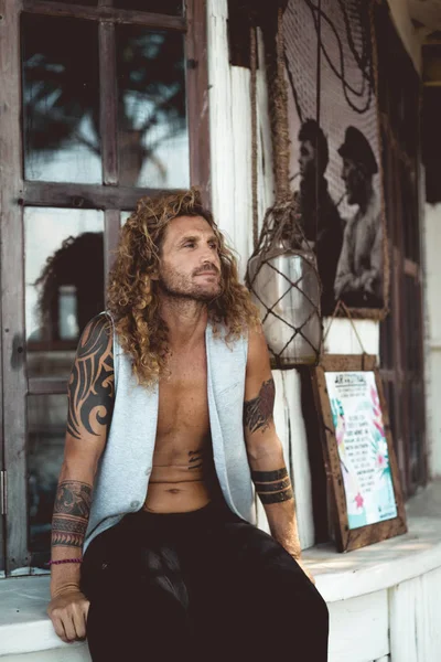 Bonito Homem Meia Idade Com Longos Cabelos Loiros Tatuagens — Fotografia de Stock