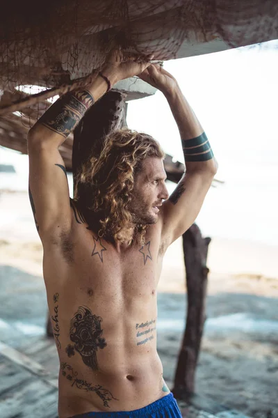 Bonito Homem Meia Idade Com Longos Cabelos Loiros Tatuagens — Fotografia de Stock