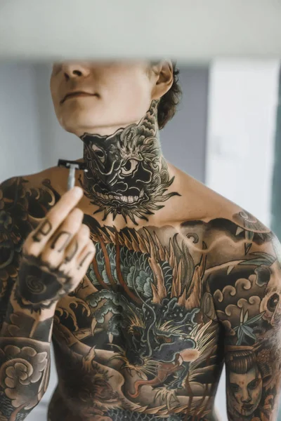 Joven Guapo Tatuado Por Mañana Afeita Delante Espejo Una Navaja —  Fotos de Stock