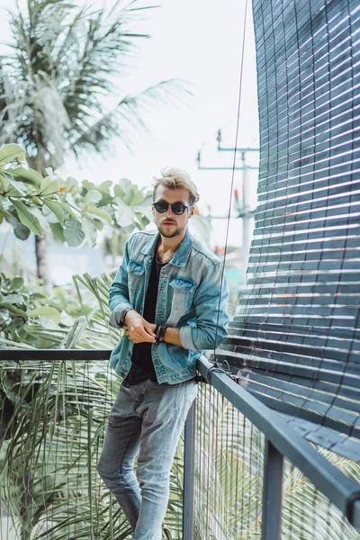 Yakışıklı delikanlı denim jeans giyim 