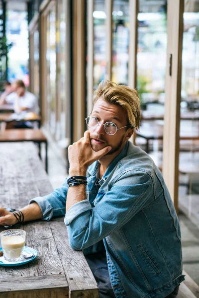 Yakışıklı delikanlı ile laptop açık Cafe