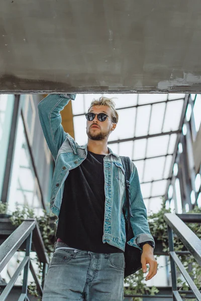 Yakışıklı delikanlı denim jeans giyim 