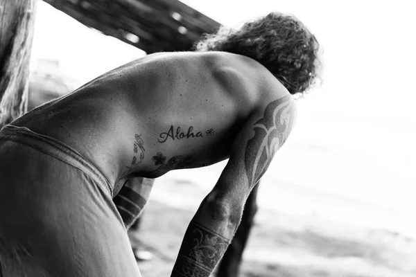 Hombre Guapo Mediana Edad Con Pelo Largo Rubio Tatuajes — Foto de Stock