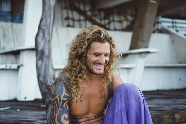 Yakışıklı orta yaş erkek uzun sarı saçlı ve dövmeler