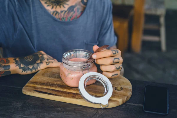Nyttig Frukost Vacker Frukost Foder Mäns Händer Tatueringar — Stockfoto