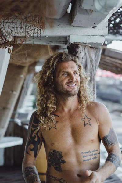 Красивий Чоловік Середнього Віку Довгим Світлим Волоссям Татуюваннями — стокове фото
