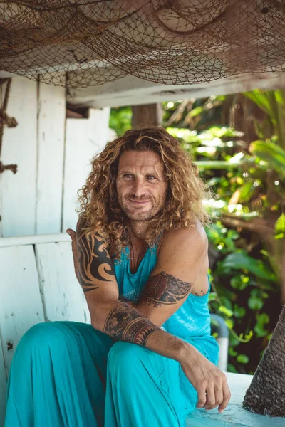 Yakışıklı orta yaş erkek uzun sarı saçlı ve dövmeler