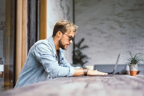 Stilig Ung Man Med Laptop Utomhus Café — Stockfoto