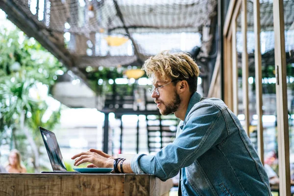 Pemuda Tampan Dengan Laptop Luar Ruangan Kafe — Stok Foto
