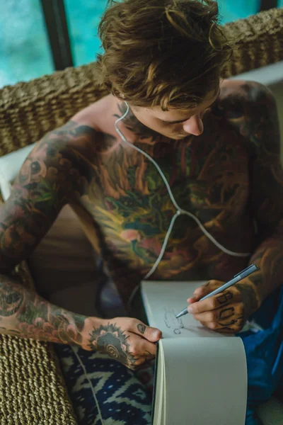 Een Jonge Man Tatoeages Dragen Hoofdtelefoon Luistert Naar Muziek Een — Stockfoto