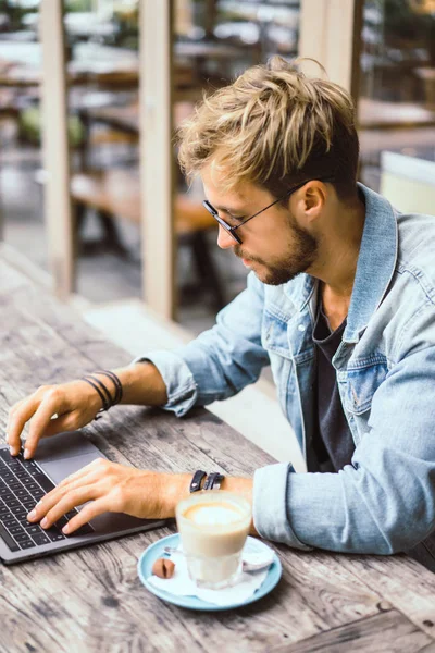 Hombre Joven Guapo Con Portátil Cafetería Aire Libre — Foto de Stock