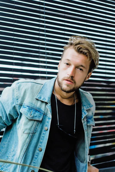 Yakışıklı delikanlı denim jeans giyim 