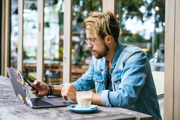Yakışıklı delikanlı ile laptop açık Cafe