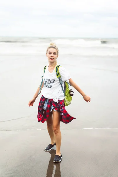 Stijlvolle Jongedame Wandelen Aan Kust — Stockfoto