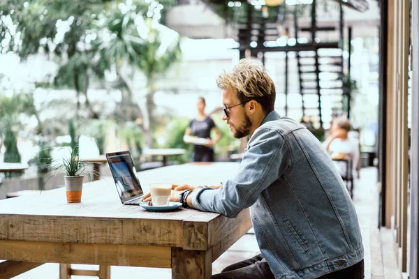 Yakışıklı delikanlı ile laptop açık Cafe