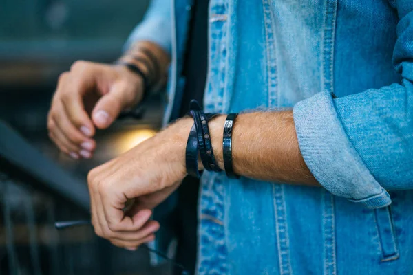 Vista Close Mãos Jovem Com Pulseiras — Fotografia de Stock