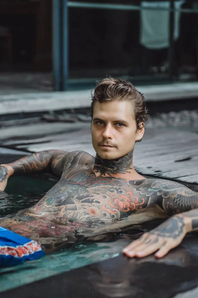 Jovem Homem Bonito Tatuagens Descansando Piscina Exterior Homem Tatuado Piscina — Fotografia de Stock