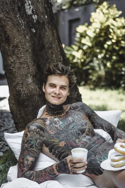 Jovem Bonito Tatuado Homem Tomando Café Manhã Cama Livre Livre — Fotografia de Stock