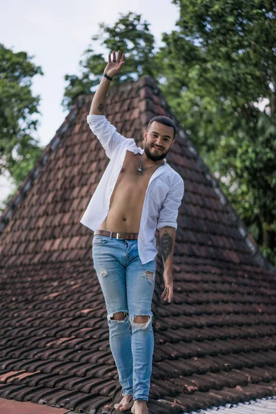 Guapo Joven Hipster Hombre Caminando Azotea — Foto de Stock