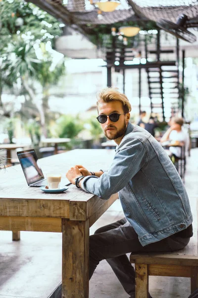 Yakışıklı delikanlı ile laptop açık Cafe