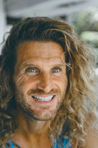 Yakışıklı orta yaş erkek uzun sarı saçlı ve dövmeler