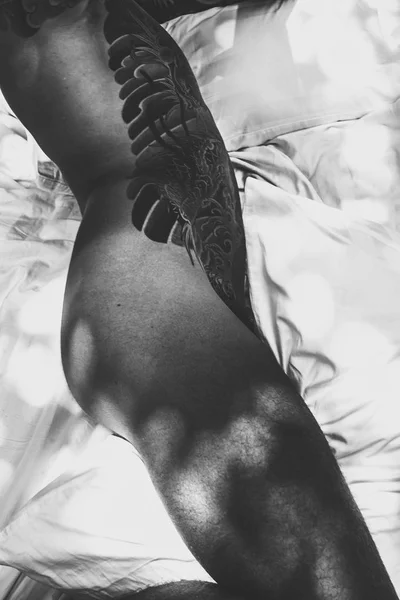 Jeune Homme Tatoué Matin Lit Jette Les Oreillers Lit Dans — Photo