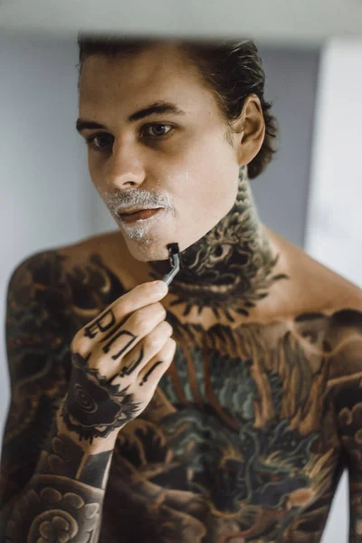 Ένας Νεαρός Άνδρας Όμορφος Τατουάζ Πρωί Ξυρίζει Μπροστά Από Έναν — Φωτογραφία Αρχείου