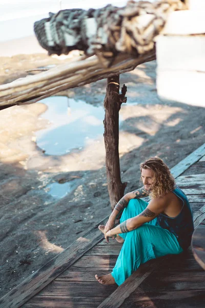 Yakışıklı orta yaş erkek uzun sarı saçlı ve dövmeler