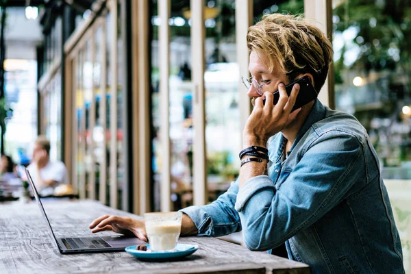 Bello Giovane Uomo Con Computer Portatile Caffè All Aperto — Foto Stock