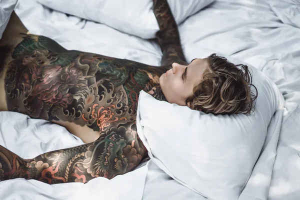 Egy Fiatal Csinos Tetovált Férfi Ágyban Reggel Lök Fel Párnákat — Stock Fotó