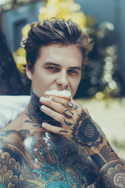 Νέοι Όμορφο Τατουάζ Τον Άνθρωπο Κατοχής Του Προγεύματος Στο Κρεβάτι — Φωτογραφία Αρχείου