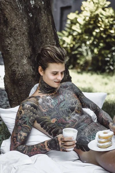 Jonge Knappe Getatoeëerd Man Met Ontbijt Bed Open Lucht Buiten — Stockfoto