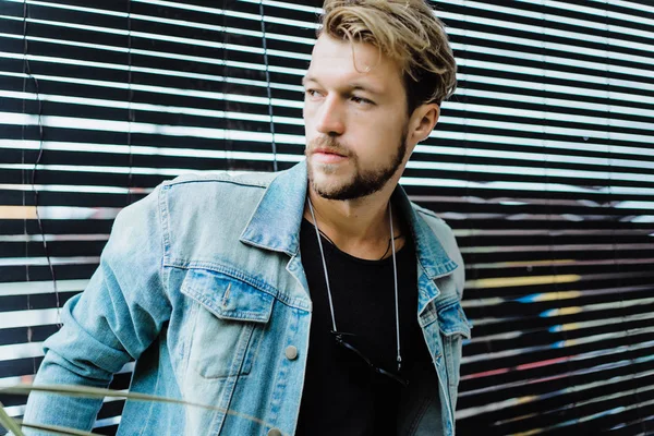 Yakışıklı delikanlı denim jeans giyim 