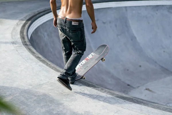 Homme Skateboard Dans Skatepark Patinage Dans Une Piscine — Photo